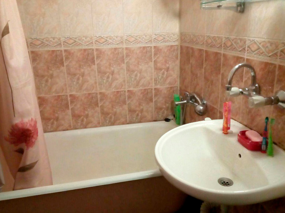 У нас есть ванна, что для Болгарии редкость. Обычно в квартирах небольшая душевая с дыркой в полу — так экономнее