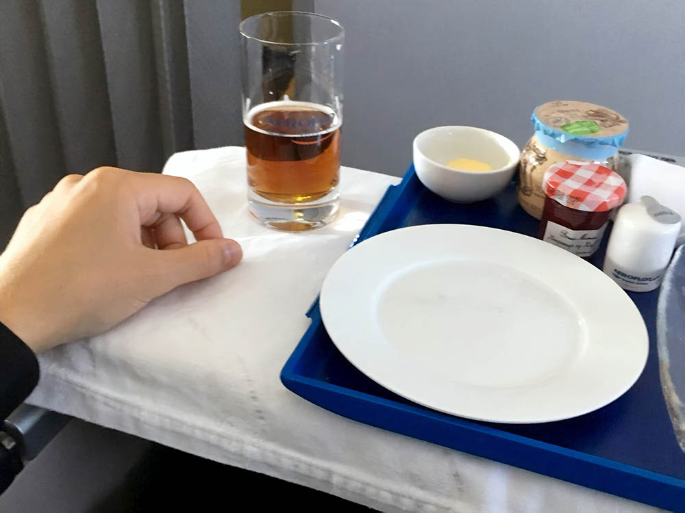 Бизнес-класс на рейсе Москва — Уфа: скатерти, керамическая посуда, меню для искушенных