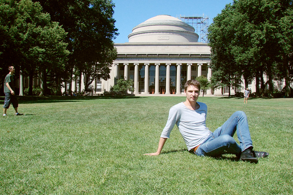 За спиной у меня The Great Dome — самое известное здание MIT. Там у нас были занятия по дизайну, инжинирингу, производственным технологиям, машиностроению, методам конечных элементов в расчетах и экономическим принципам запуска стартапов