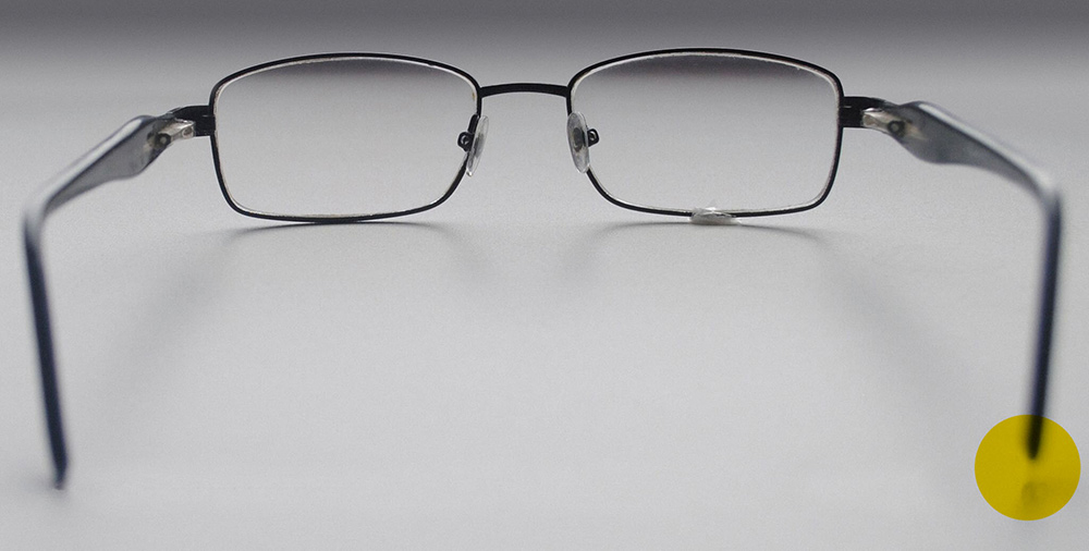 Один заушник повис в воздухе — оправа несимметричная, либо очки лежат не на ровной поверхности