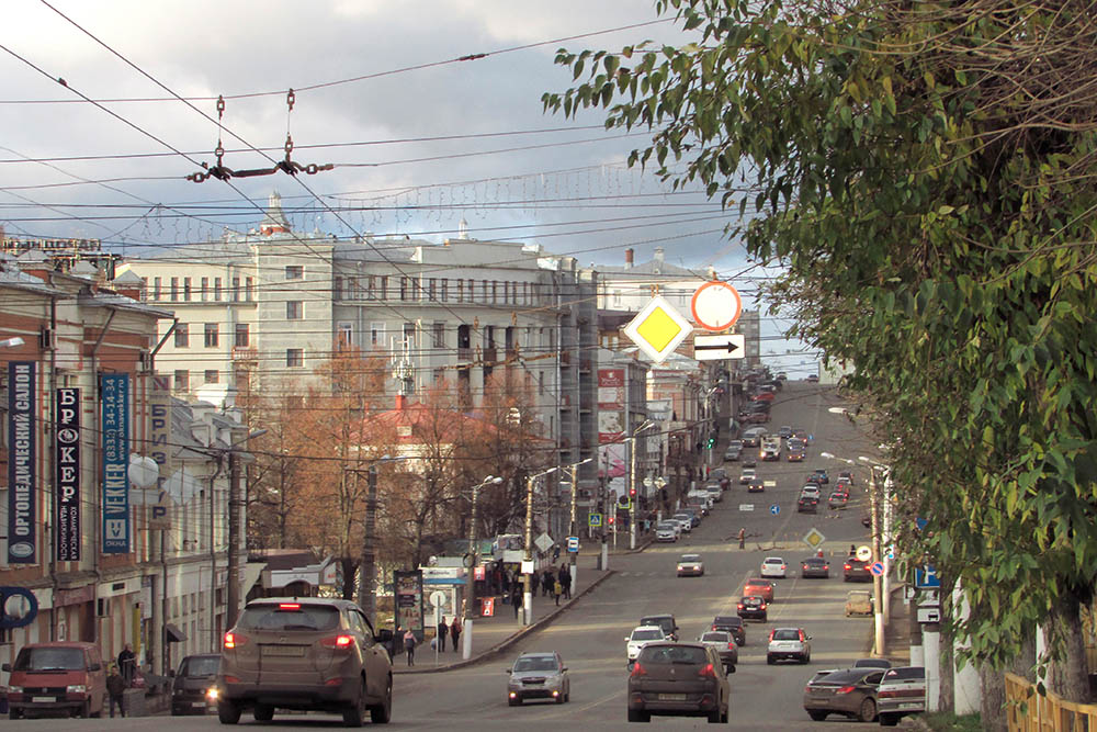 В Кирове тоже есть улица Ленина — одна из самых широких и оживленных