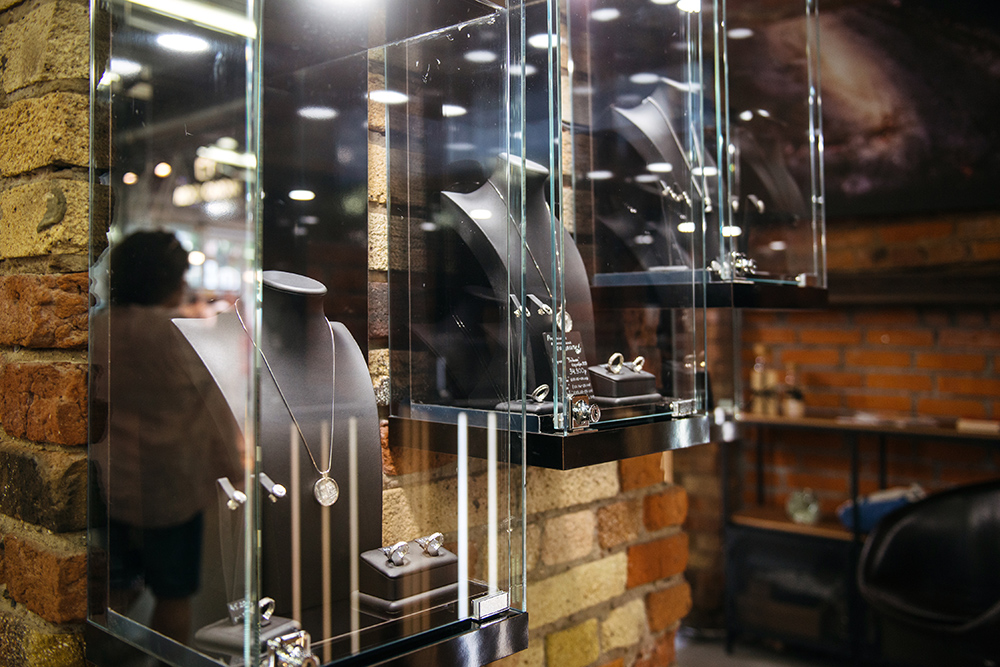 Сегодня в магазине продают кулоны, кольца, серьги и браслеты — от 2490 рублей за подвеску из необработанного осколка до 44 990 рублей за запонки в серебряной оправе