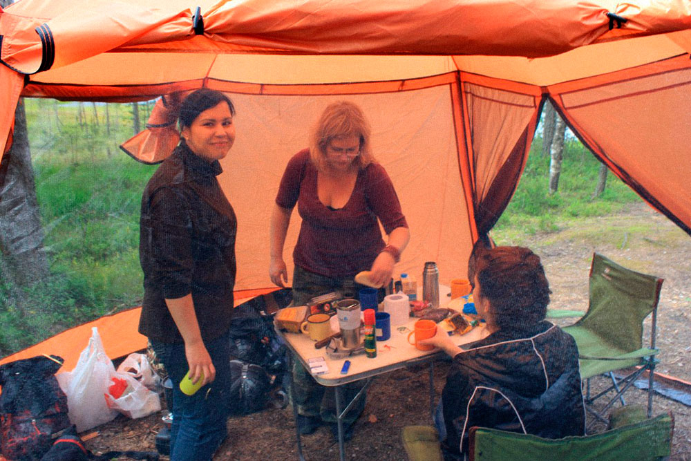 Если палатка — это дом, то шатер — что-то вроде летней веранды: забегаем туда перекусить и пообщаться
