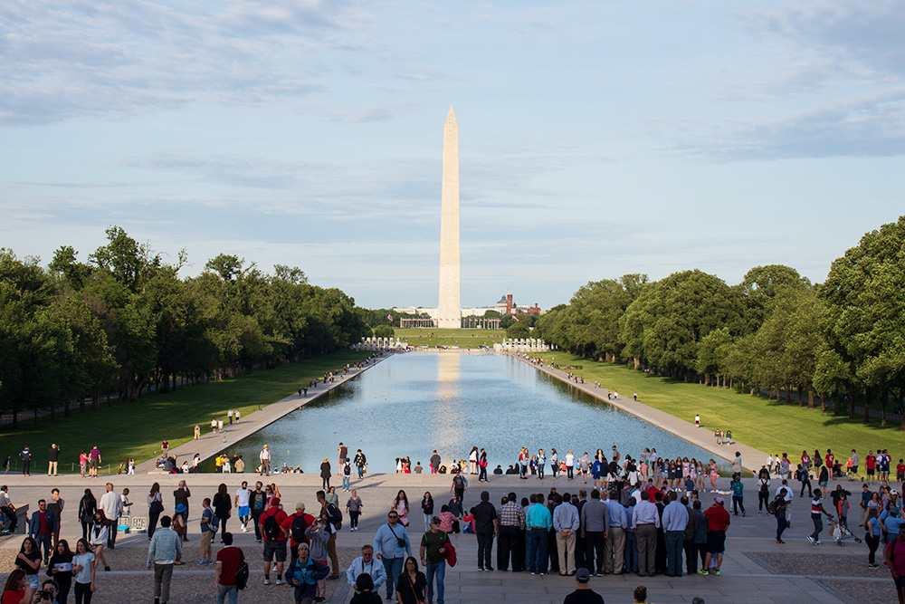 Со ступеней мемориала Линкольну открывается вид на монумент Вашингтону. Вдоль пруда все бегают и гуляют. За деревьями тоже красивый парк