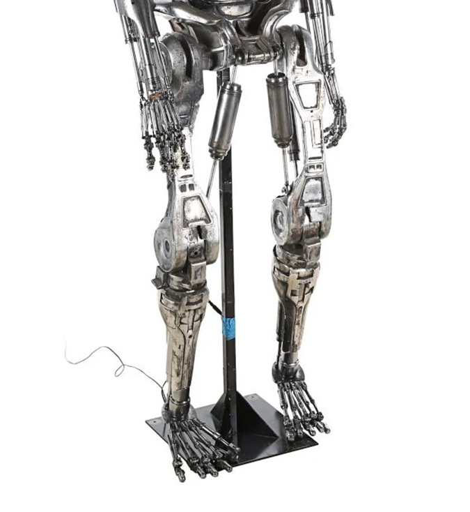 Нижняя часть T-800. Вокруг бёдер и коленей хорошо читается идея длинных линейных «мышц», работающих через тяги и шарниры. Фото/источник: Propstore