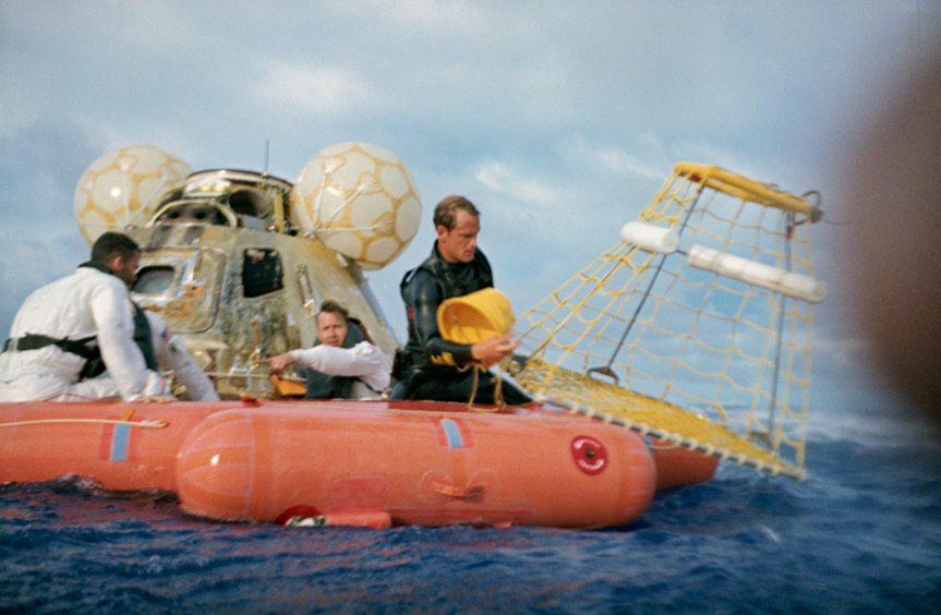 Эвакуация экипажа «Аполлона-13» после приводнения, 17 апреля 1970 года. Фото: NASA / National Museum of the U.S. Navy, S70-35631. Общественное достояние. Страница изображения