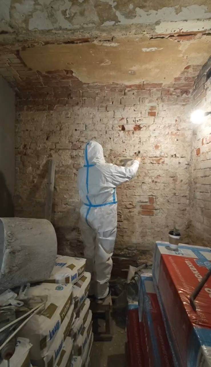 Нам настолько нравился процесс "раскопок", что мы даже сами оббивали штукатурку. Не всю, конечно, но местами приложились и своими руками.