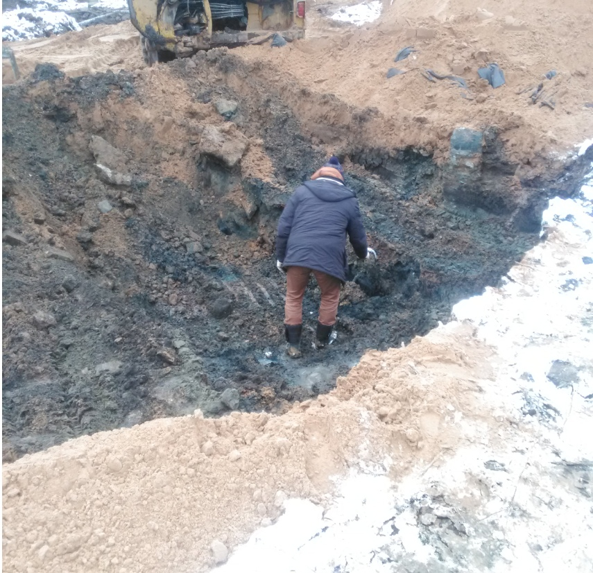 под домом оказалось 2 м чернозёма. Пришлось заменять песком.