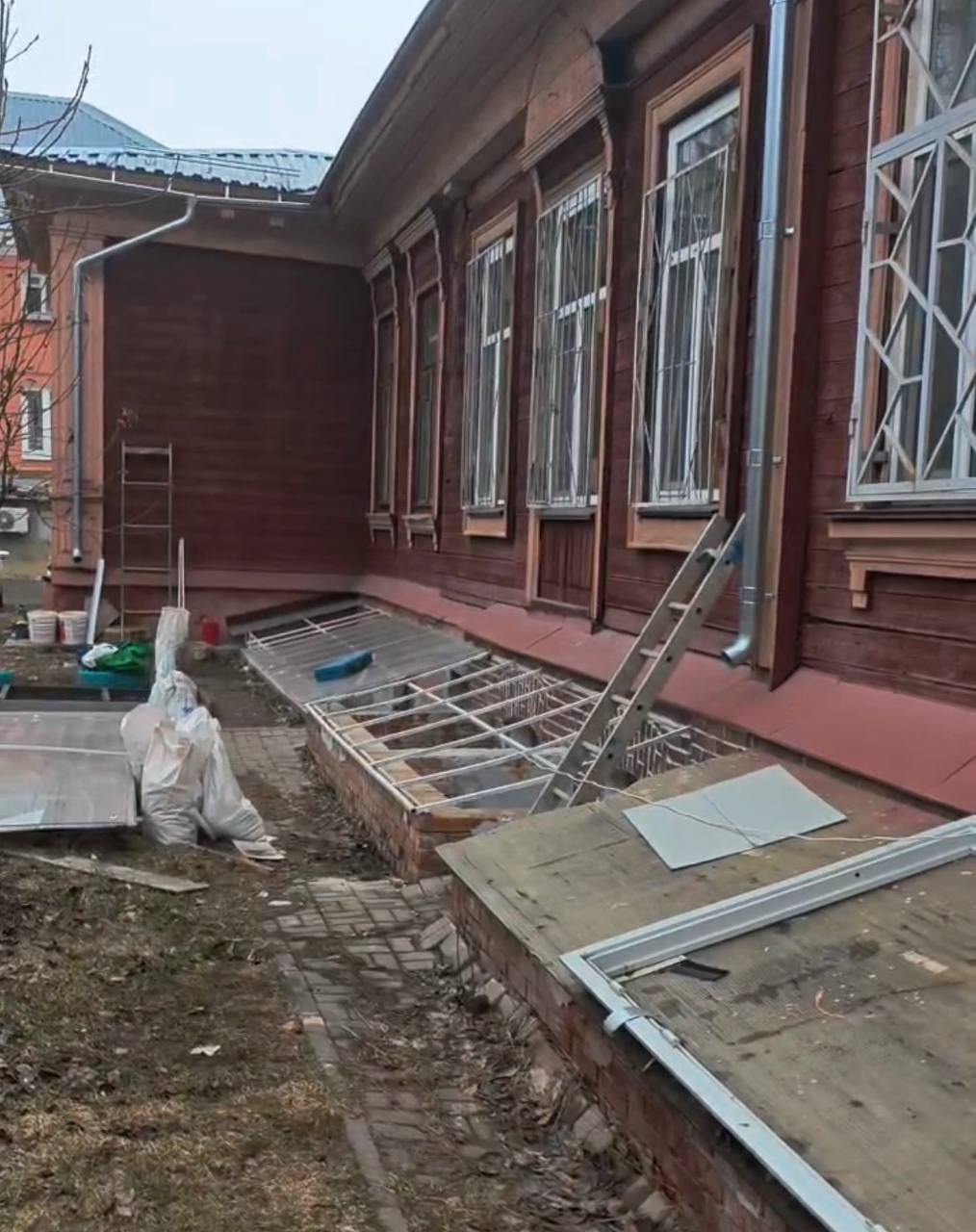Слева показаны приямки в процессе обновления. Справа — как выглядели, когда мы пришли. На них лежал сотовый поликарбонат, прикрытый фанерой или еще чем-то, что могло его защитить. Но даже под фанерой он весь был уже сломан, спустя годы, от падающих на него глыб.