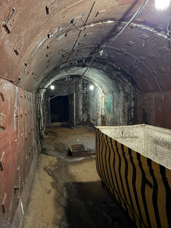 По словам экскурсовода, раньше здесь был выход в метро. Сейчас он закрыт, но поезда отсюда отлично слышно