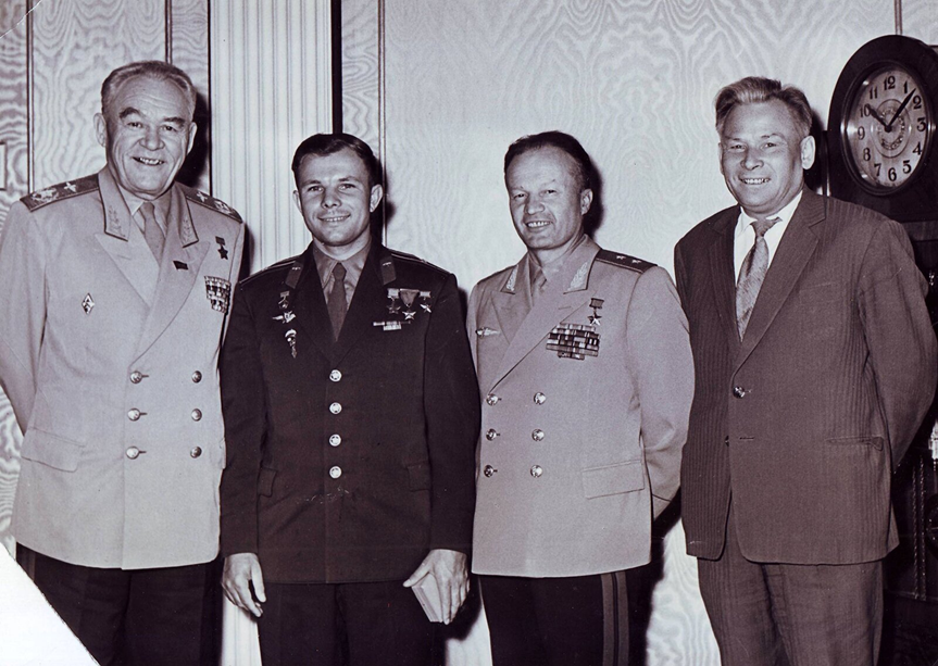 Юрий Гагарин с руководителями ВВС и Николаем Каманиным, 1962 год. Источник: Главархив Москвы / Mos.ru через Wikimedia Commons. Лицензия CC BY 4.0. Страница изображения