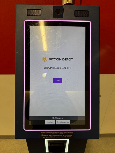 По пути назад в коридоре увидел аппарат по продаже и покупке биткоинов BTC.