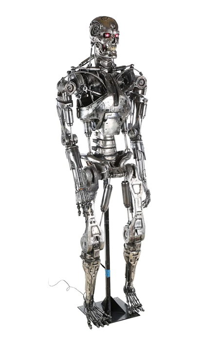 Полноразмерный эндоскелет T-800: киношный дизайн, который спустя десятилетия всё ещё хочется рассматривать как настоящий hardware. Фото/источник: Propstore / The Terminator Fans