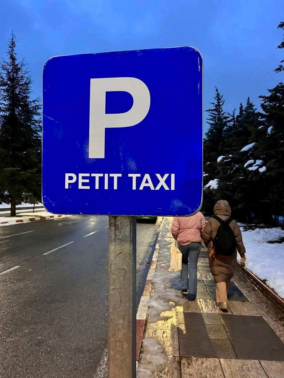 Остановка petit taxi у кампуса