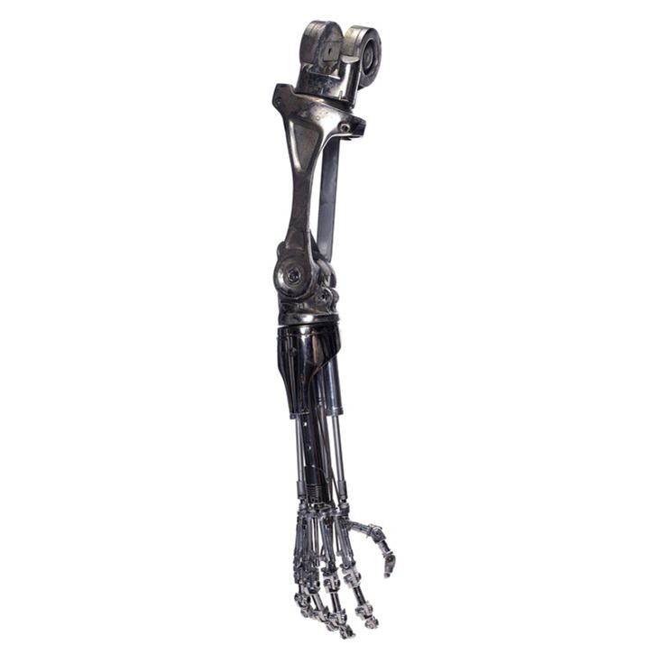 Настоящая артикулированная рука T-800 из T2. Вдоль предплечья идут гибкие металлические кабели с пластиковыми трубками, которые приводили подвижные пальцы реквизита. Фото/источник: Propstore