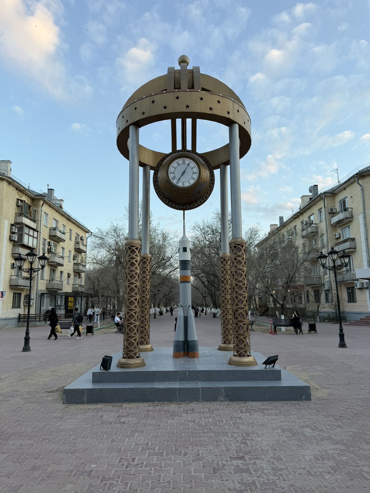Монумент в центре