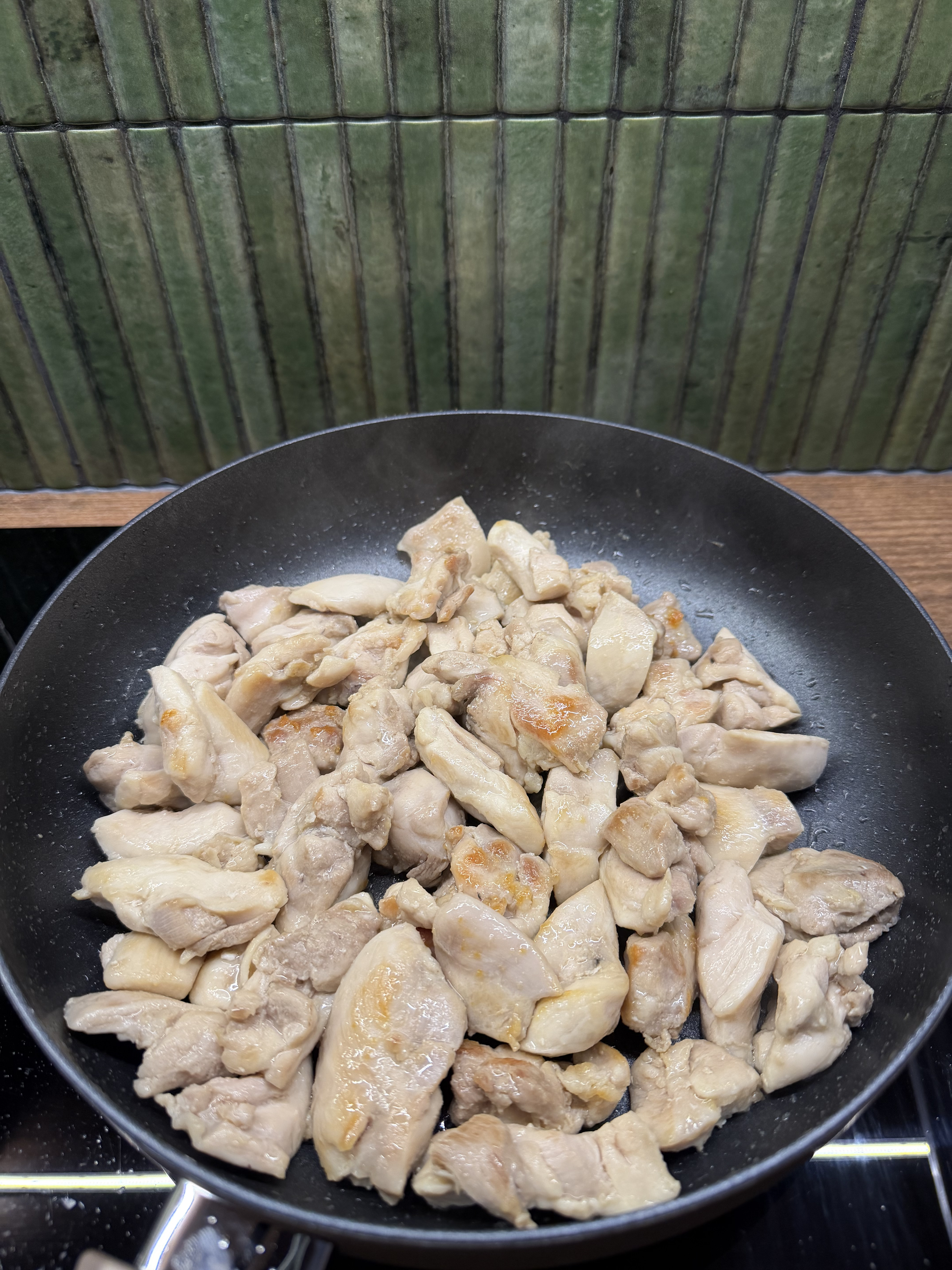 Предварительно необходимо обжарить курицу