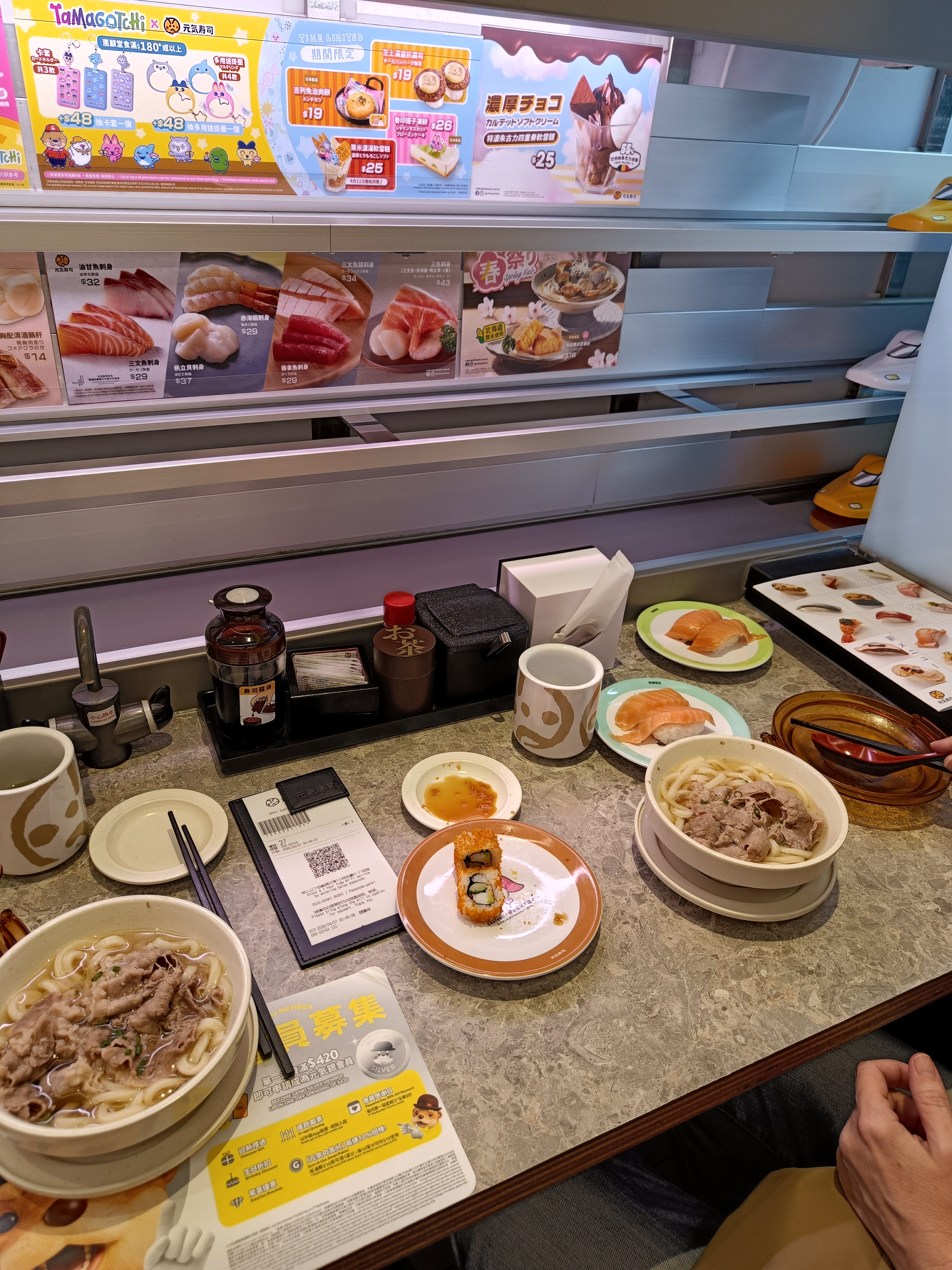 Ужин в Гонконге в ресторане Genki Sushi. Заказы нужно делать по куар-коду на сайте. Паровозики привозят еду прямо к столу. Такая система подачи называется Кайтен