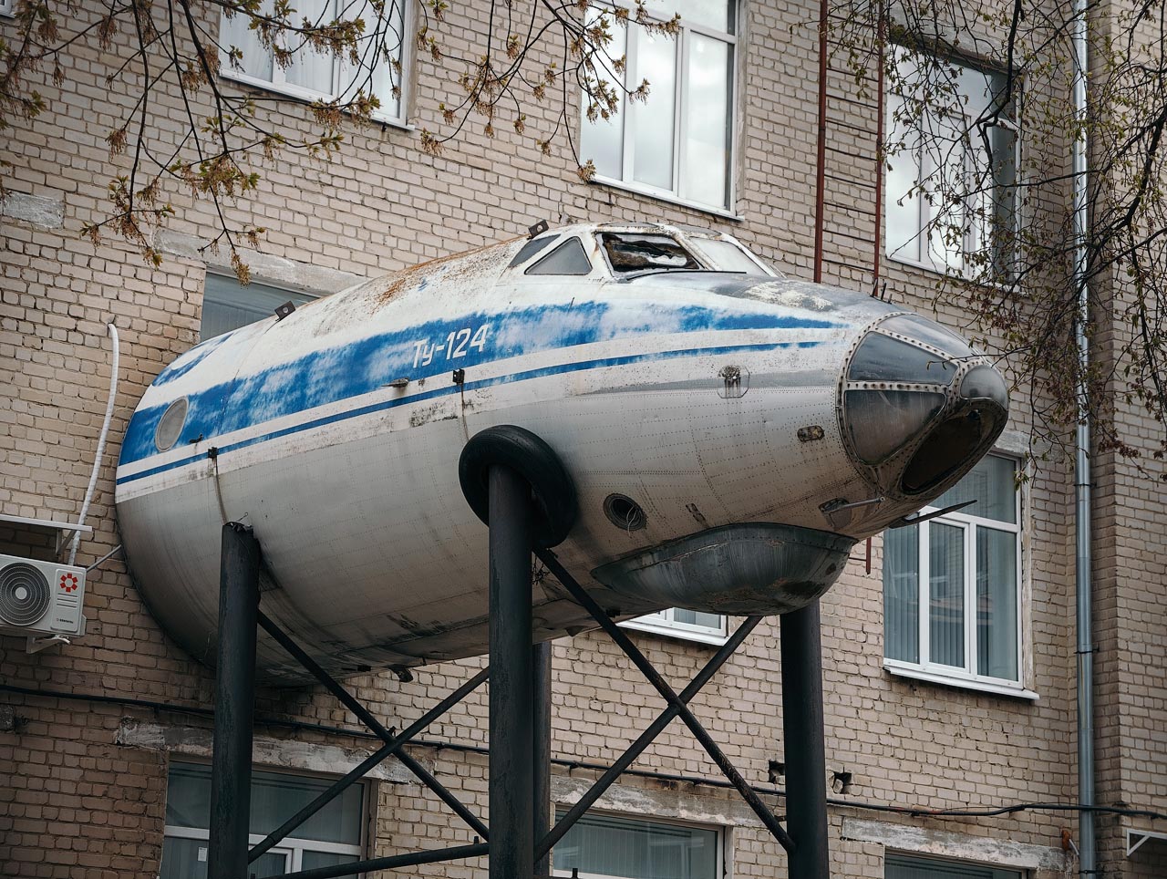А потом пошли смотреть местные достопримечательности — как вам балкон из самолёта?