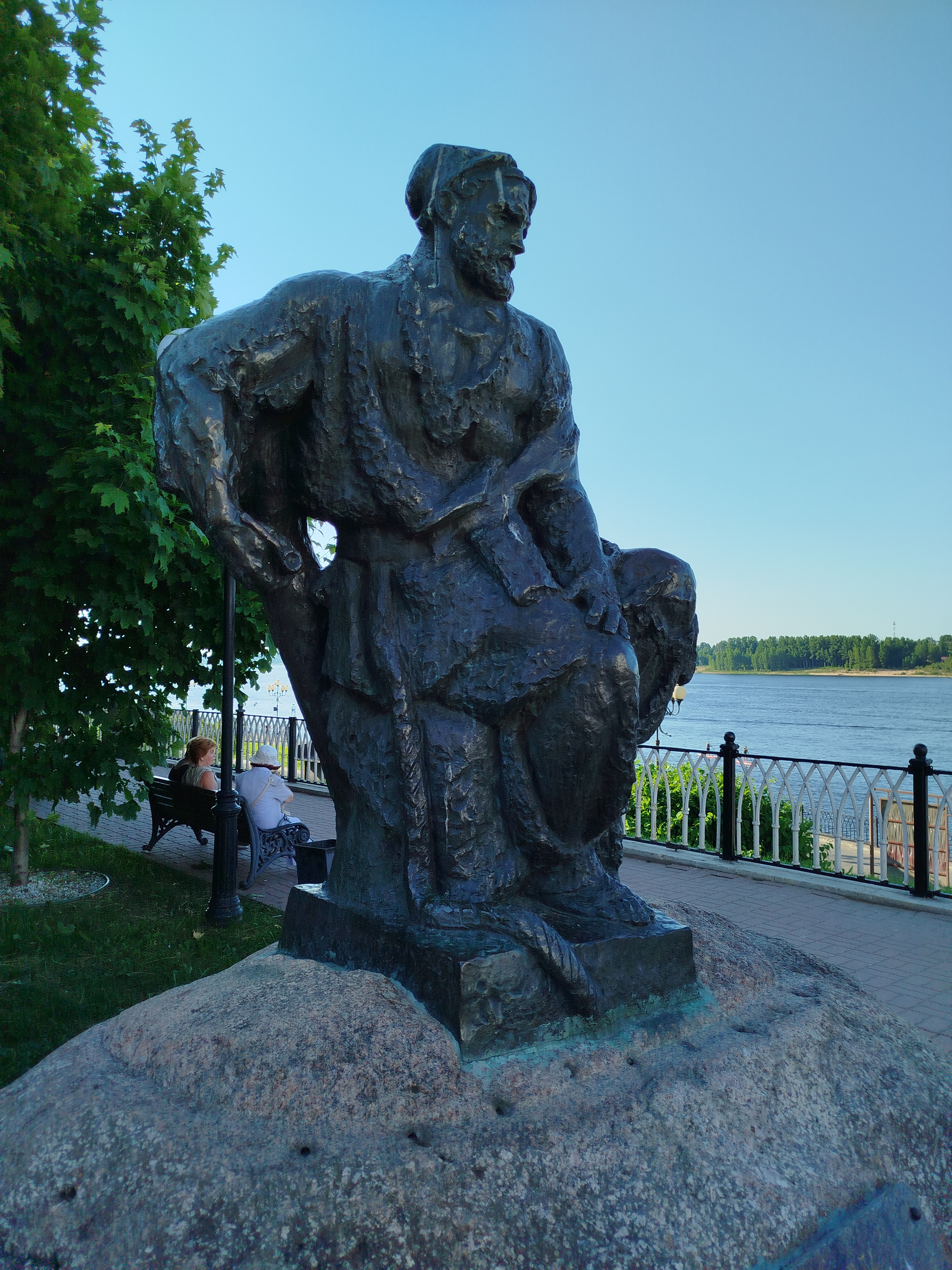 Памятник бурлаку