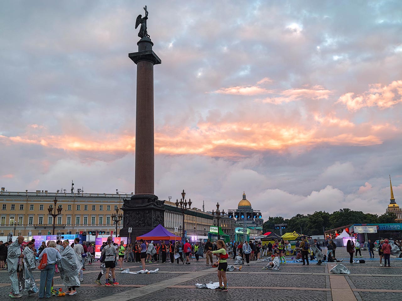 Так как я особо не тренировался, то результат был соответствующий 4 часа и 22 с чем-то минуты. Бежалось проще чем в Казани, но после я себя чувствовал похуже. Возможно виной тому было что питался я смесью каких-то старых гелей, которых нашёл у себя дома