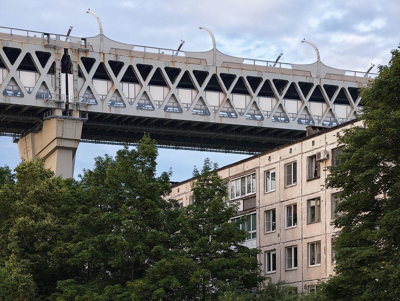 Канонерский остров известен своими урбанистическими пейзажами. Здесь построили эстакаду ЗСД прям над жилыми домами