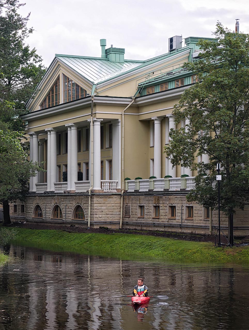 За последние несколько часов до поезда прогулялись по безлюдному Каменному острову и более многолюдному у Елагину острову. В каналах первого тренируется много байдарочников, а уровень воды явно выше нормального