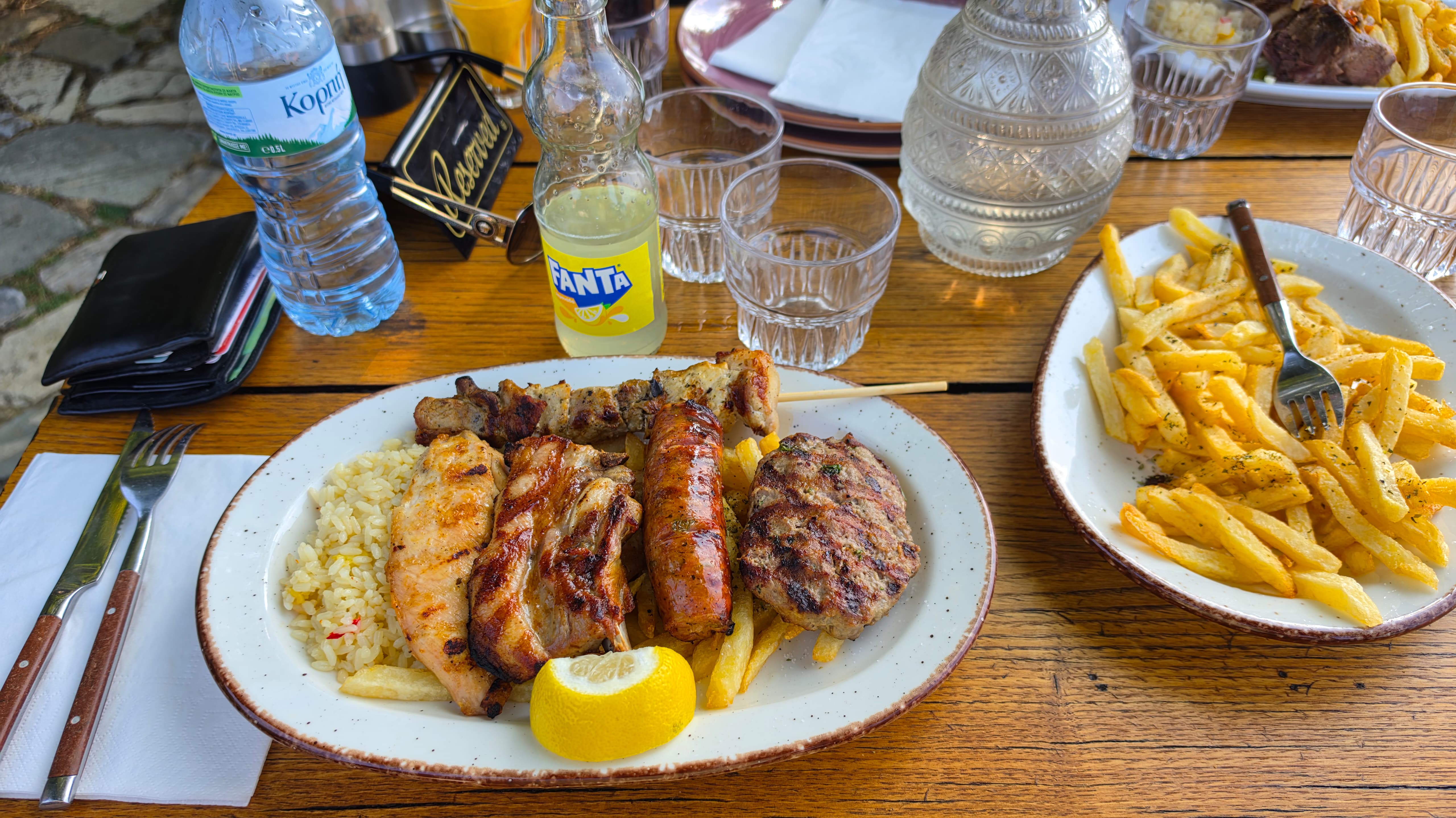 Мясо микс — 15 €, картошка фри — 4,50 €
