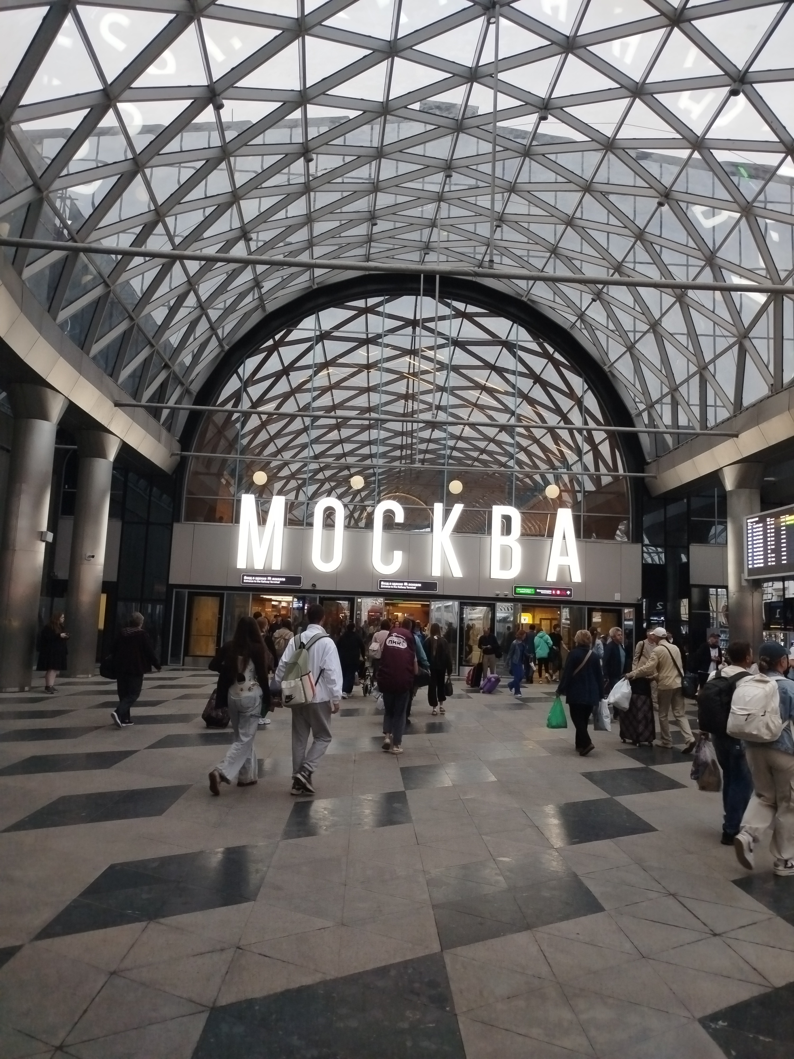 Посмотрела на обновленный Ленинградский вокзал после почти двухлетней реконструкции
