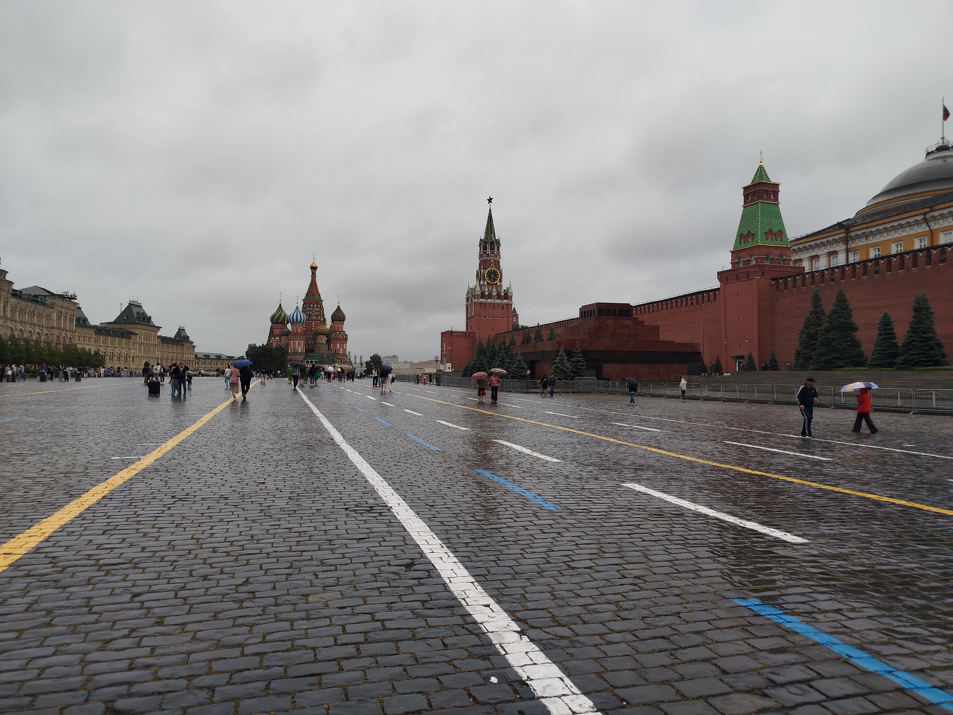 Любимая Красная площадь — в кои-то веки не перегороженная по случаю какого-нибудь фестиваля или мероприятия