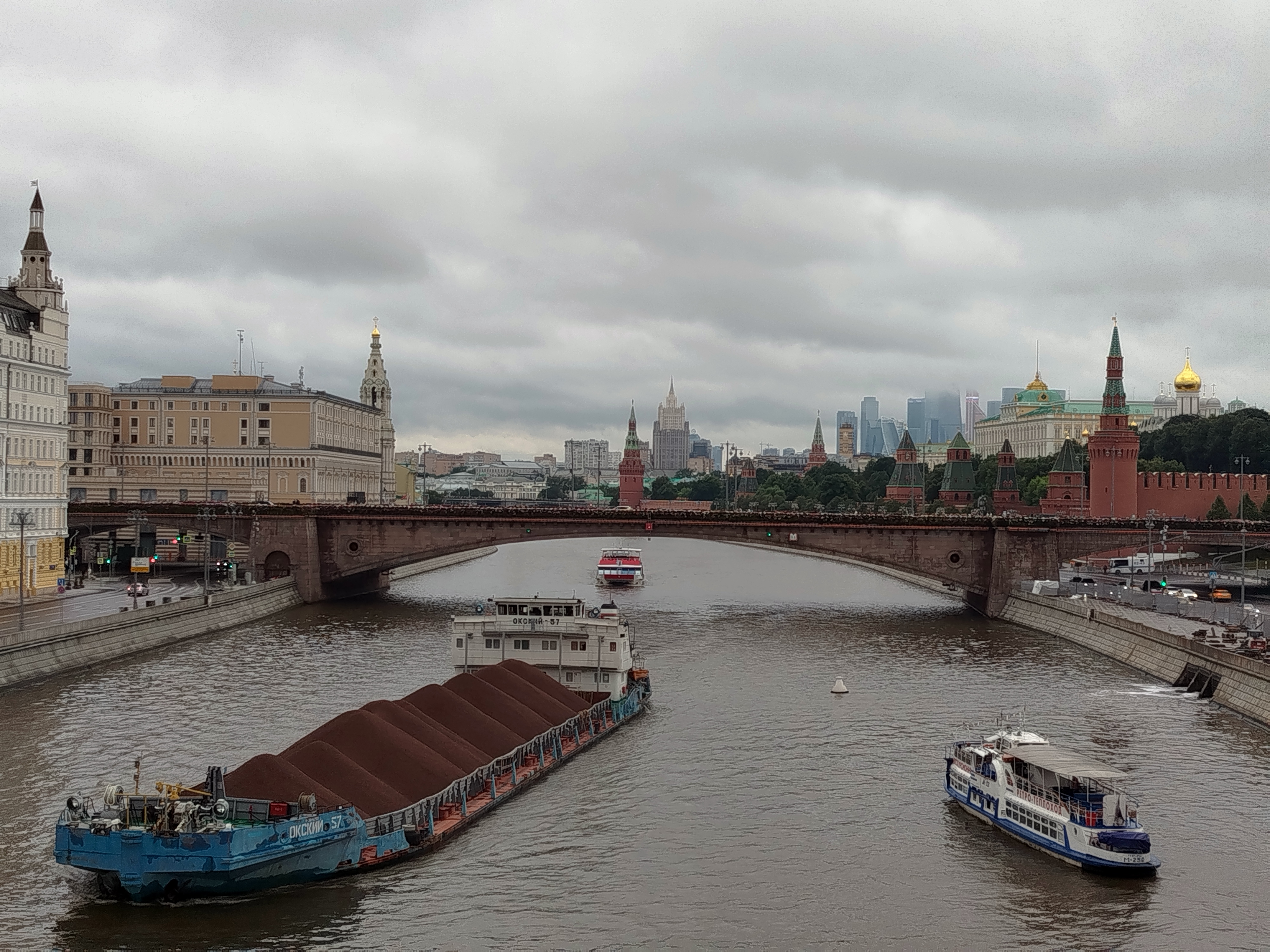 Вид с парящего моста в парке Зарядье