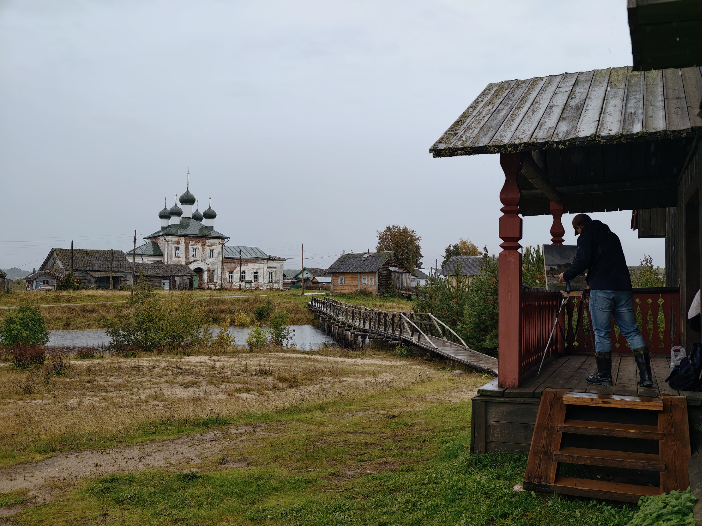 В Кенозерье часто приезжают художники, фотографы, волонтеры. Шел дождь, художники попрятались по крыльцам и все равно продолжали работу. Ну а я как фотограф следила:)