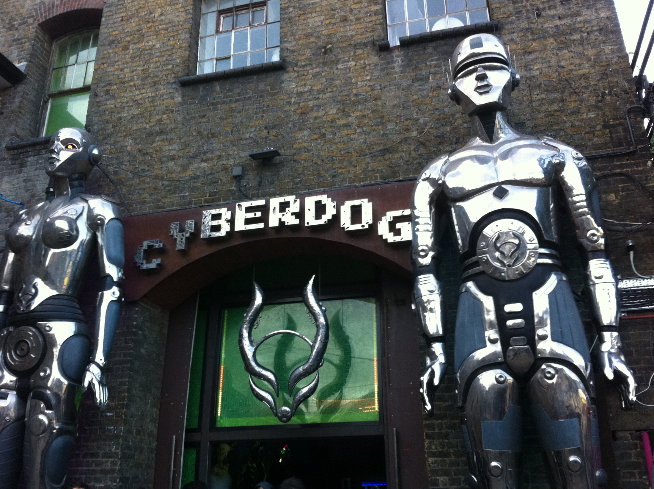 Рейверский магазин Cyber Dog