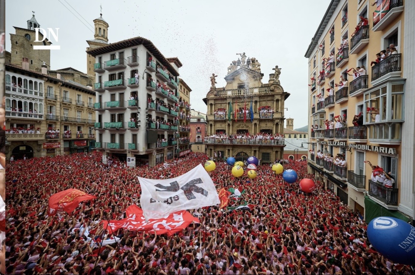 Открытие праздника у Ayutamiento de Pamplona
