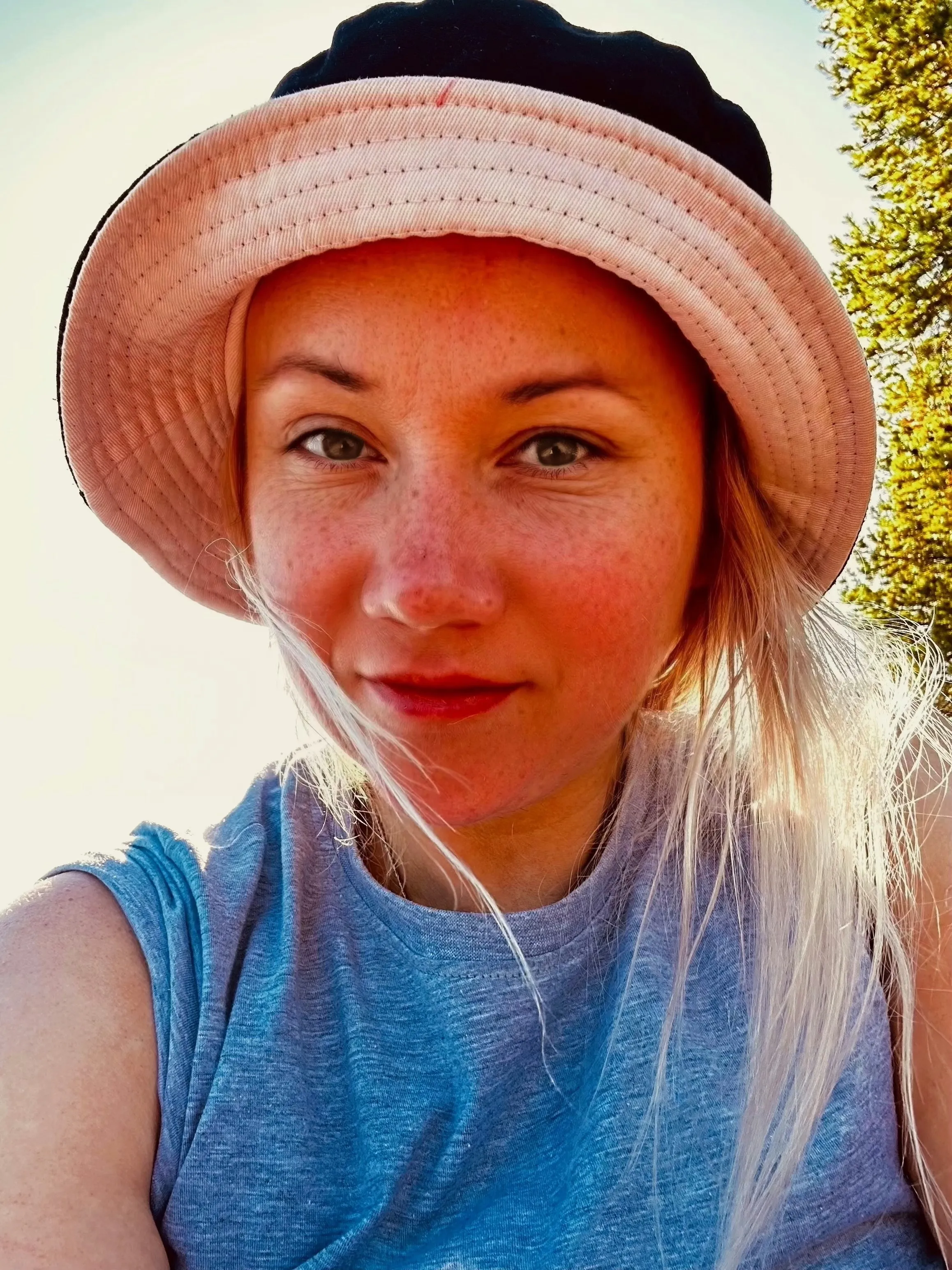 Белое море встретило нас чудесной погодой 🤗🌞 Было очень тепло, даже обгорела на солнце. Море холодное, но один раз все-таки окунулась, правда быстро выбежала 😆 Здесь забываешь о времени совсем, солнце не заходит за горизонт (полярный день) и кажется, что время не позднее, а смотришь на часы — уже ночь!