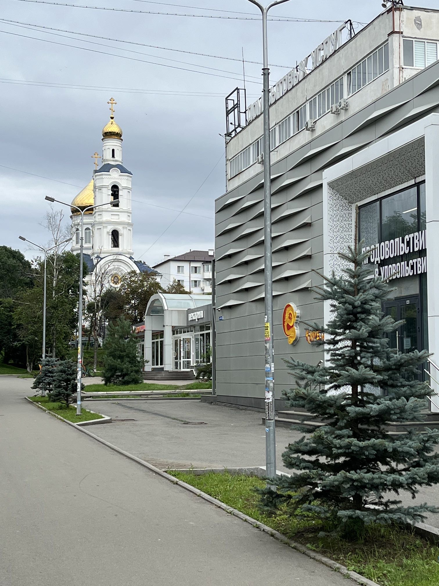 Храм Новоявления Господня недалеко от парка