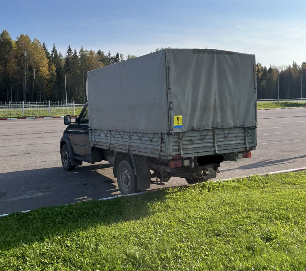 Вообще с автошколы я не сидел за рулем, так что вот такая у меня первая машина — здоровенная) Проехал по трассе около 100 километров — очень комфортно, пока не встретил первый светофор, по городу пока страшно)