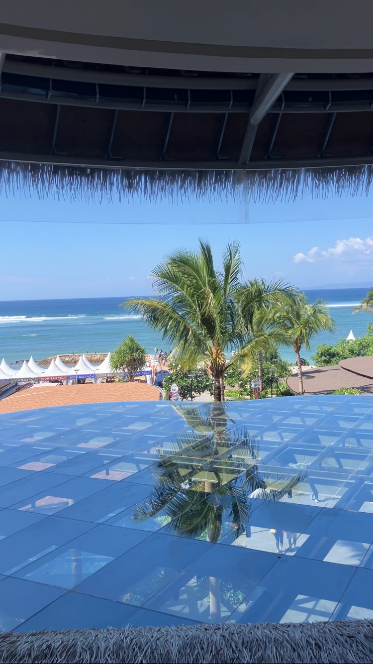 Вид из Icon Bali на океан.
