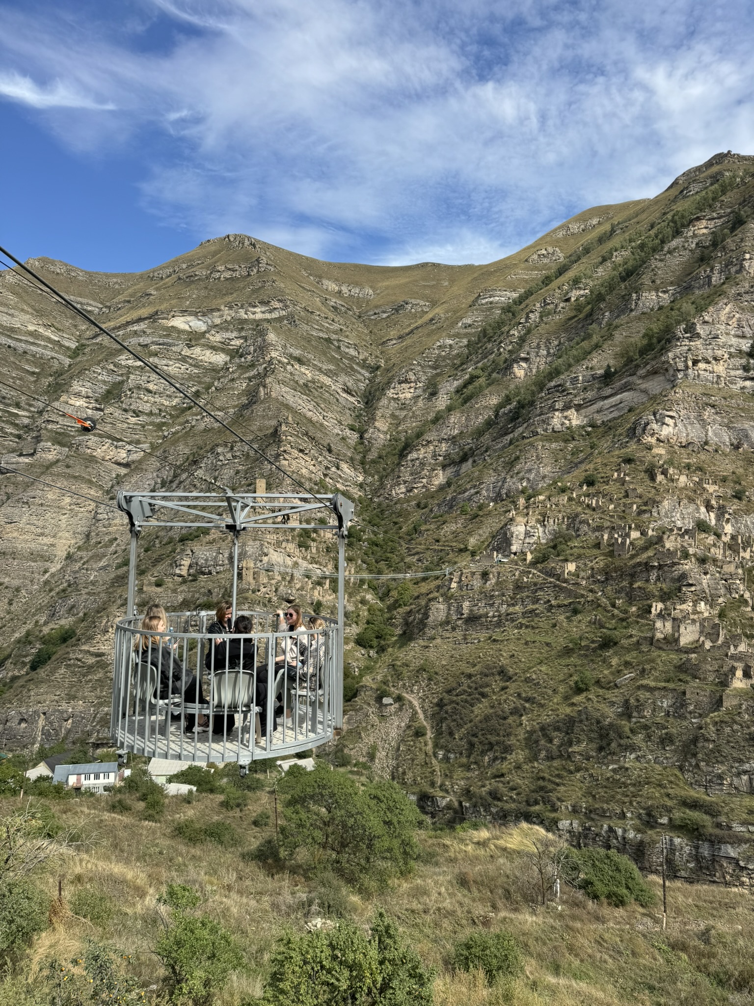 До аула-призрака добирались на канатке