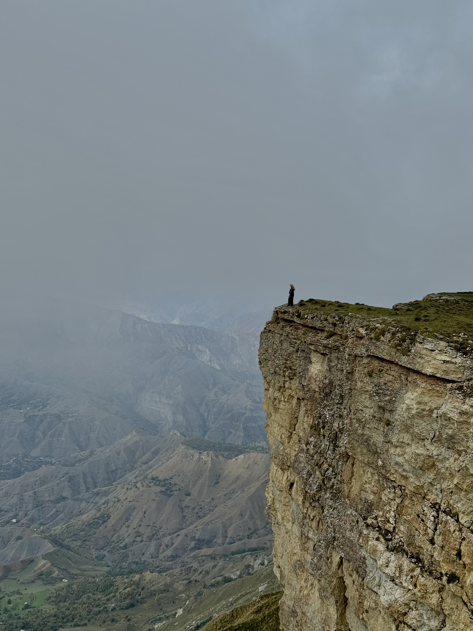Объясните свою маленькость (Гунибское плато, Дагестан)