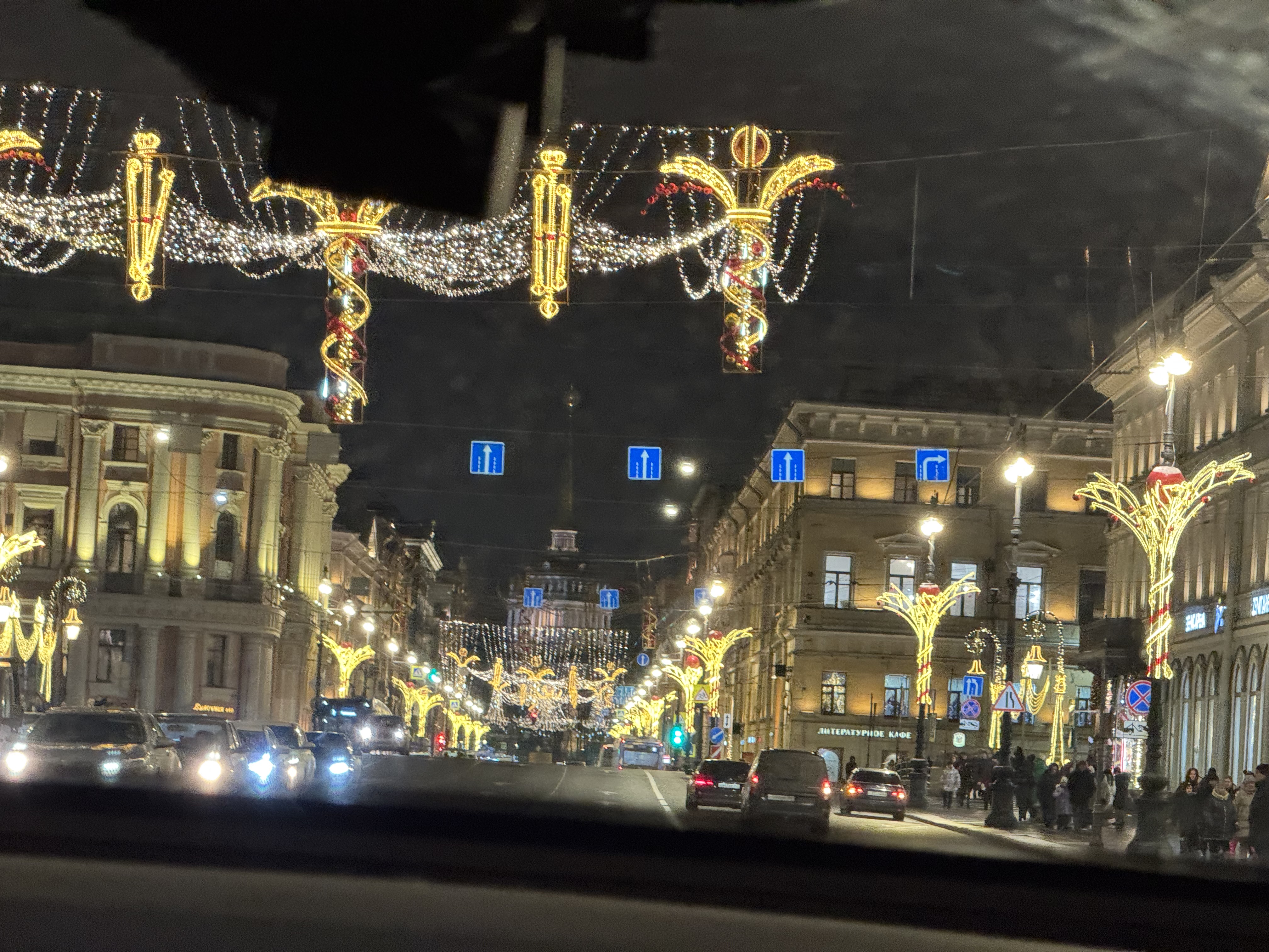вид на украшенный Невский из такси)