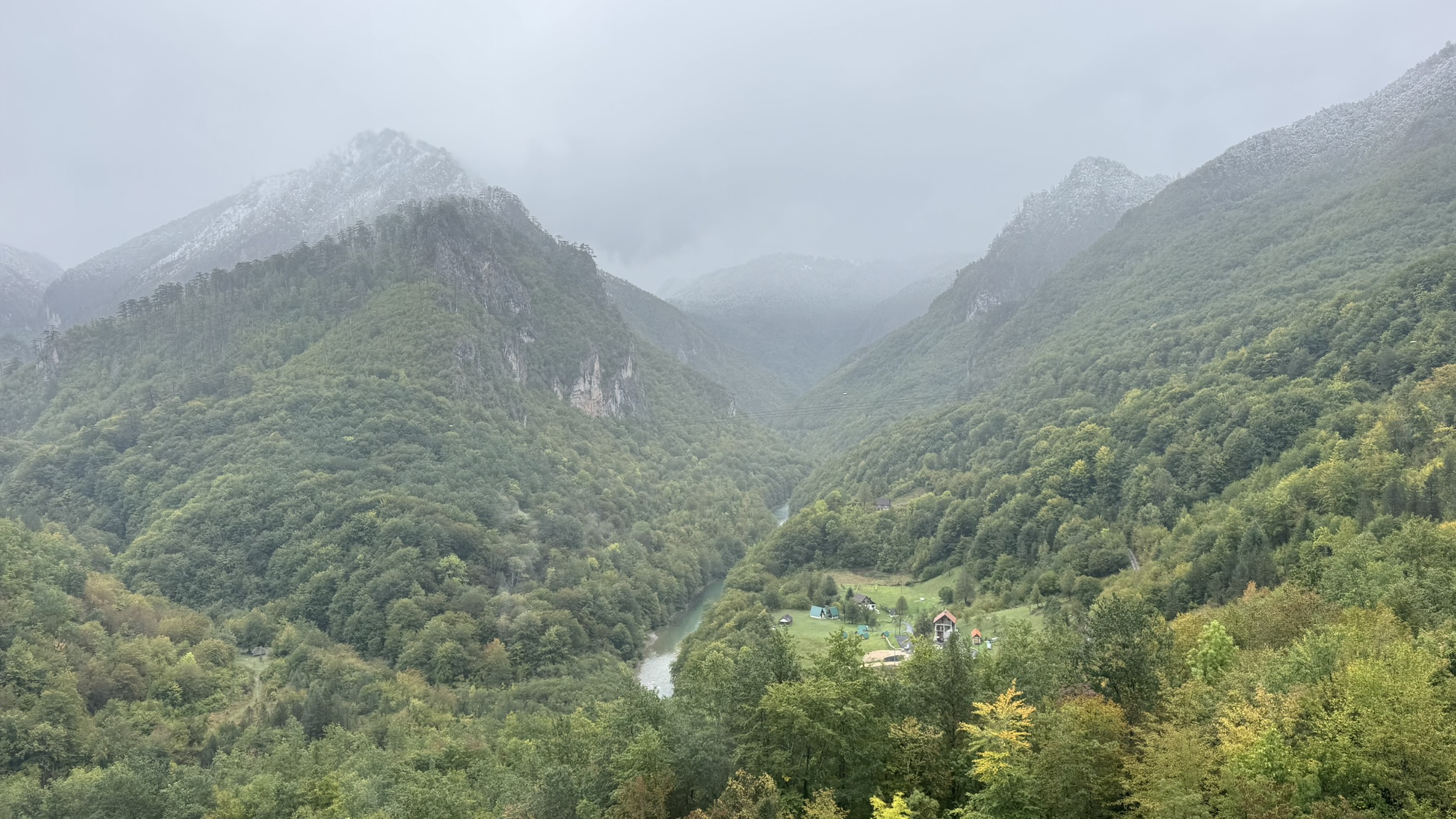 Черногорцы говорят, что их каньон Тары — самый глубокий каньон после Гранд-каньона. Я не стала ничего говорить про Сулакский каньон в Дагестане… Здесь я прокатилась на зиплайне.