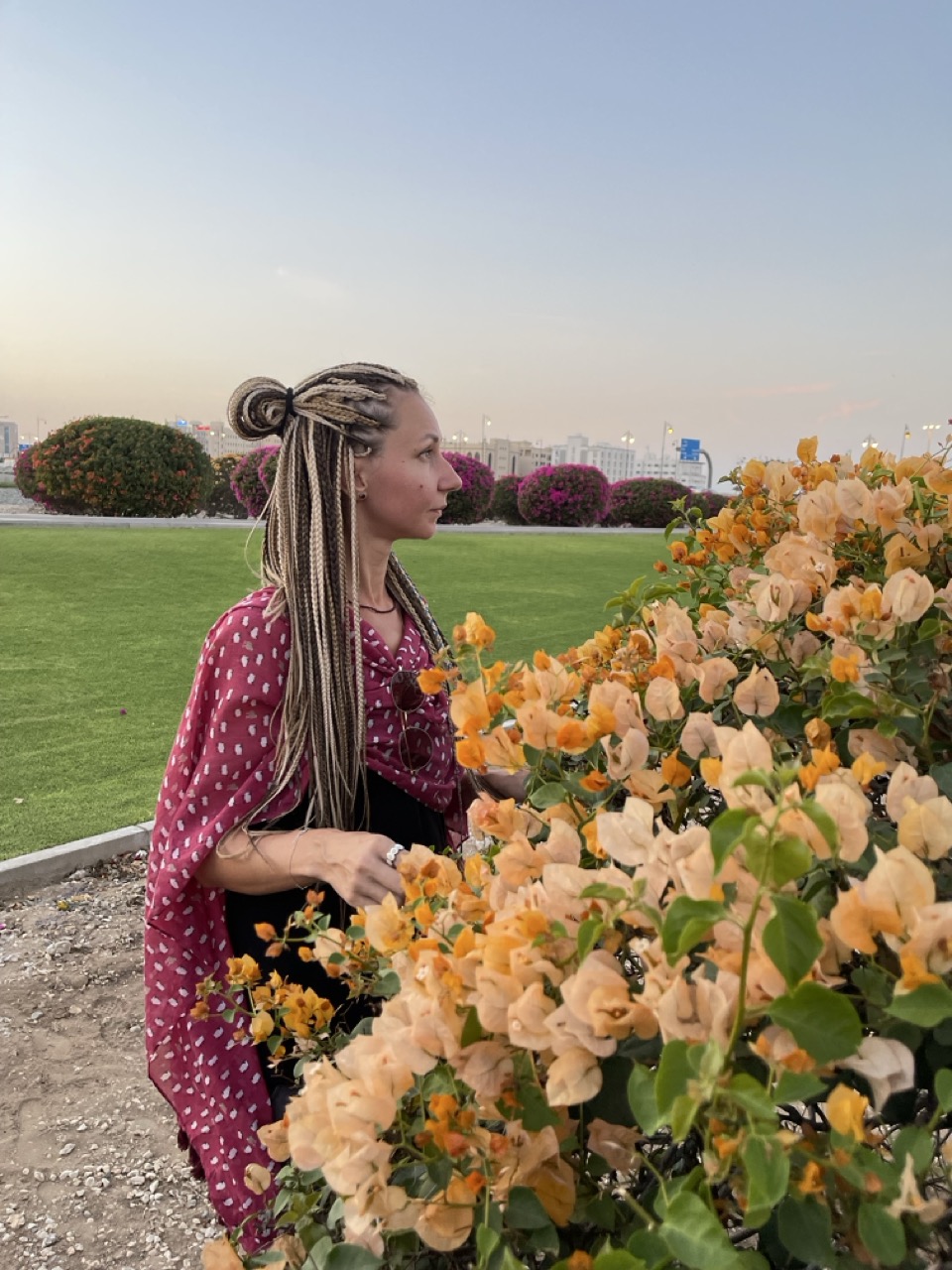 В Маскате перед главной мечетью Sultan Qaboos Grand Mosque огромная ухоженная территория