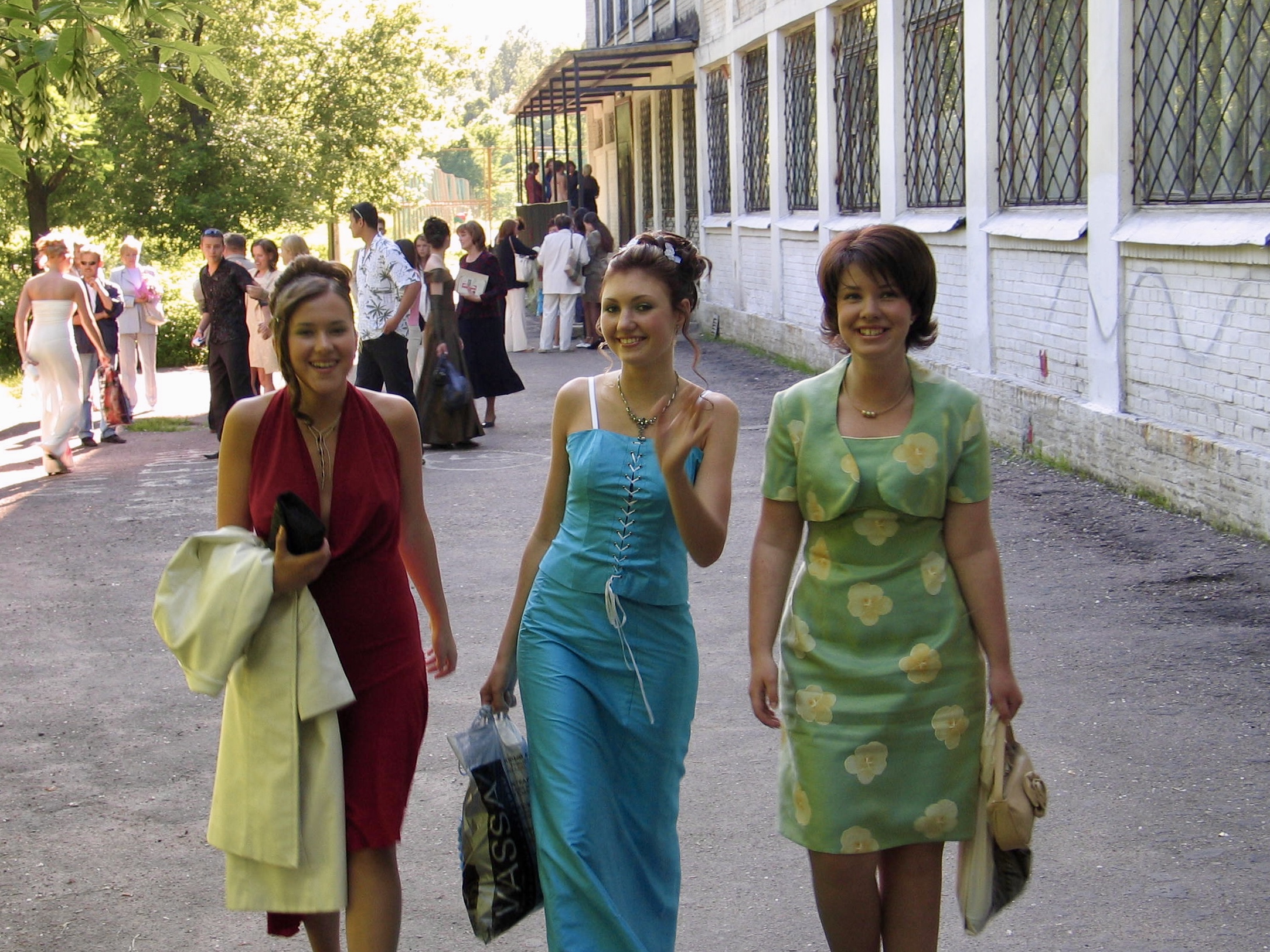Алена Маркович (посередине) с подругами на выпускном