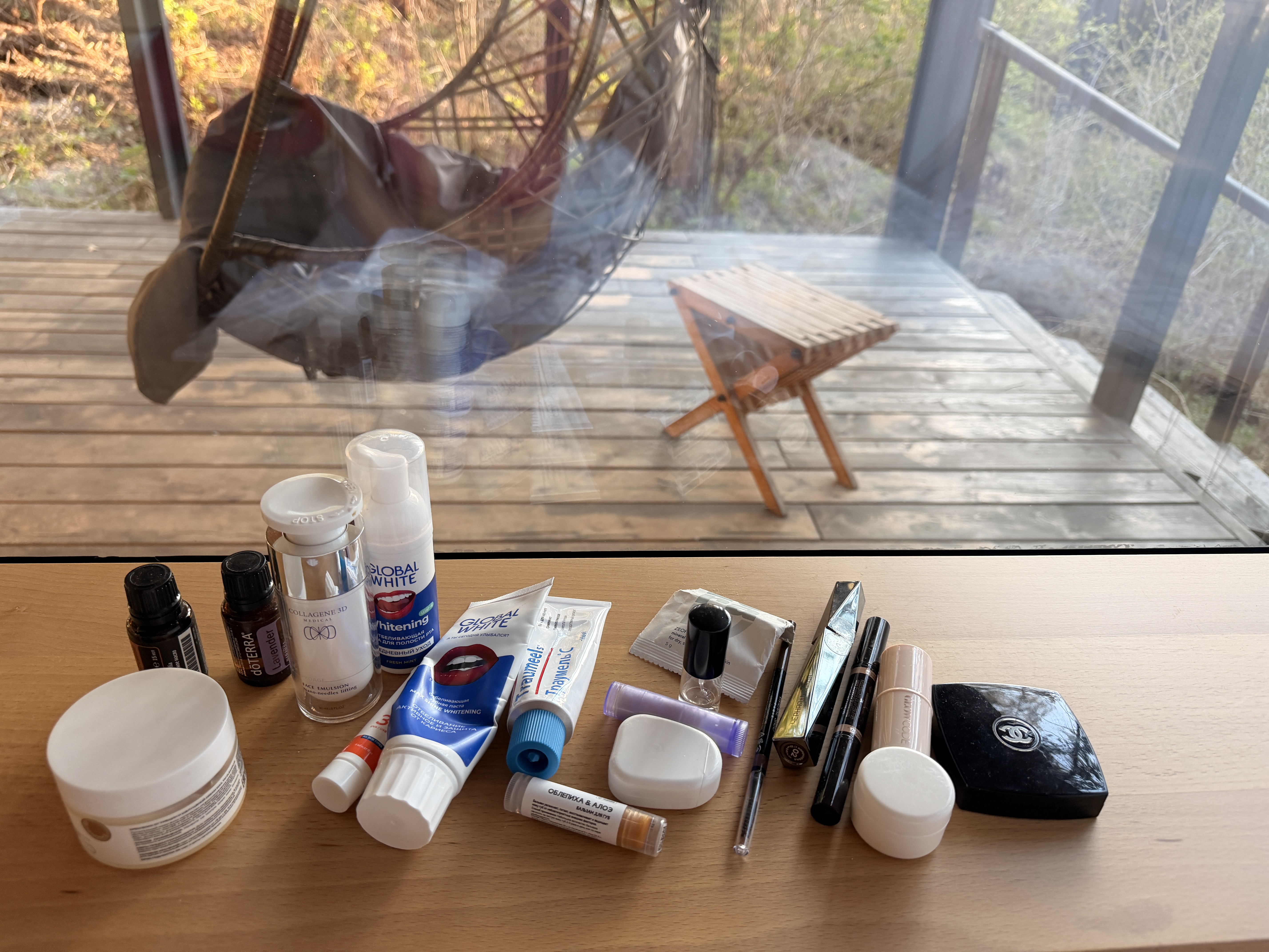 Собираю косметичку обратно, поэтому почему-то решила рассказать вам о ней, тем более вид такой красивый на сосновый бор и закат