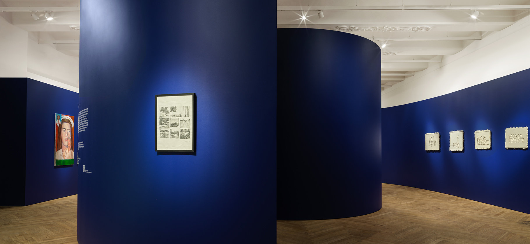 Отпечатки ног на бетоне и инстал­ляции из дерева: в Lime Gallery в Москве открыли выставку совриска