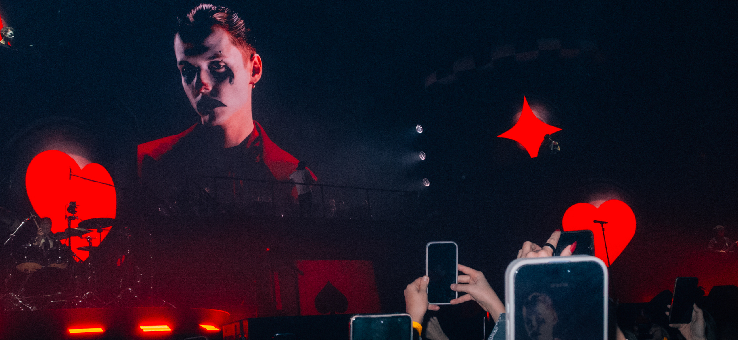 «Посмотрите, сколько здесь милф»: что твори­лось на кон­церте Вани Дмитриенко, главного певца 2025 года