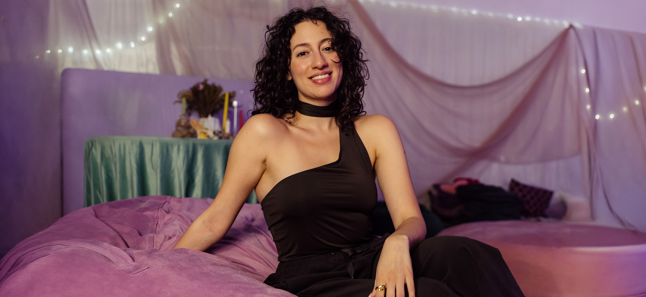 «Приходи пожам­каться за деньги»: как заработать на мероприятиях, где обнима­ются