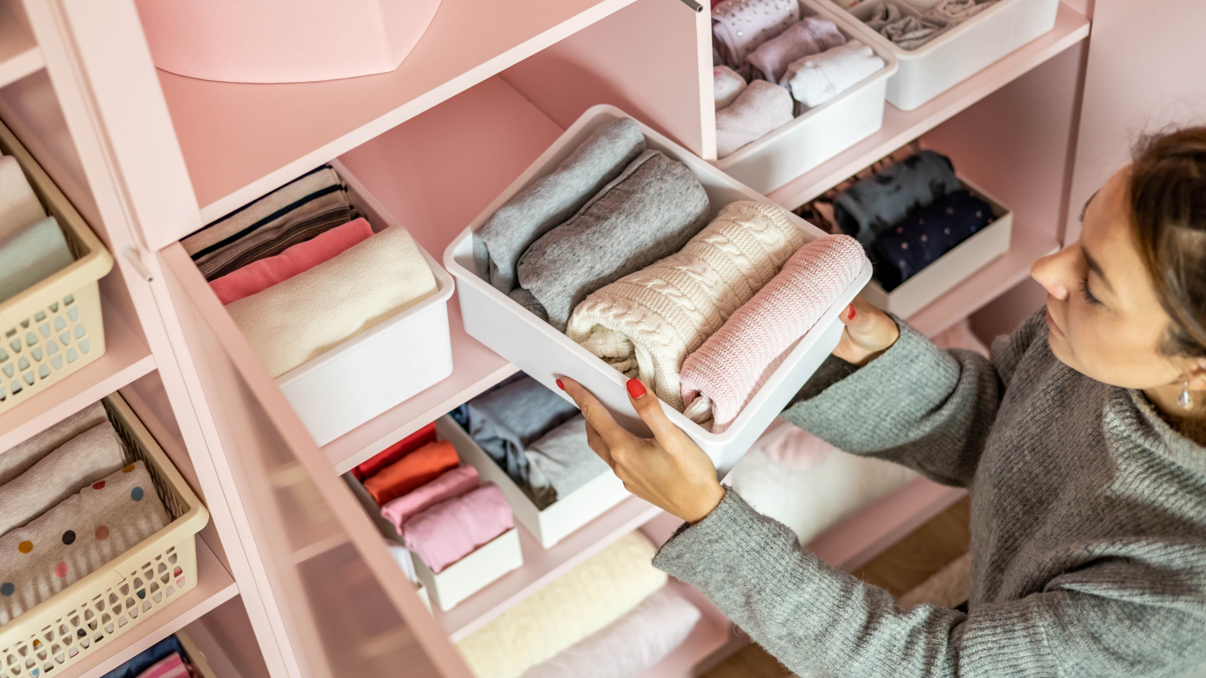 «Полки и шкафы должны быть свободны на треть»: 5 советов, как организовать хранение