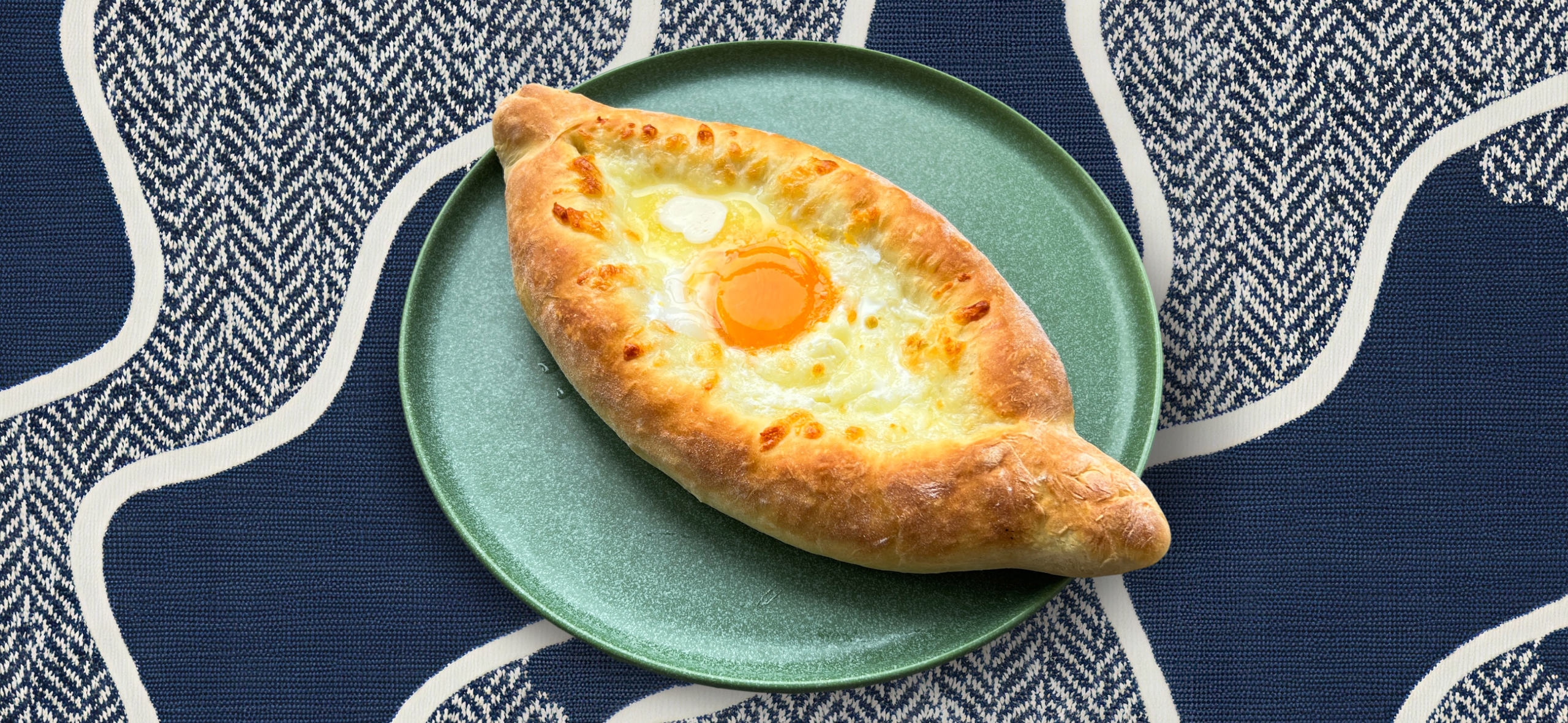 Как приготовить хачапури по⁠-⁠аджар­ски, даже если никогда не пекли: подробный рецепт